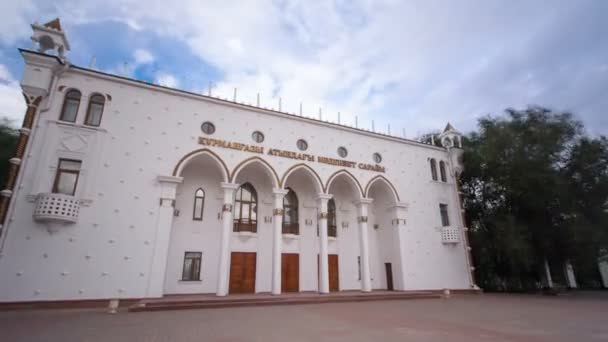 Историческое здание в городе Атырау . — стоковое видео