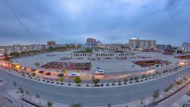 Moskee in het centrum en park in de stad Atyrau dag naar nacht timelapse hyperlapse. — Stockvideo