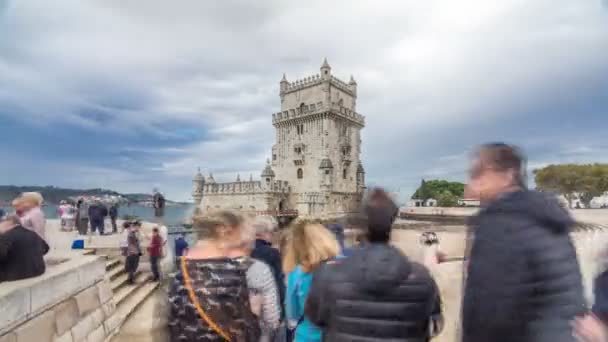Belem Tower is een versterkte toren gelegen in de civil parish van Santa Maria de Belem timelapse hyperlapse in Lissabon, Portugal — Stockvideo