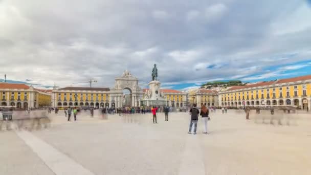 Arco triunfal en la Rua Augusta y estatua de bronce del rey José I en la plaza de Comercio timelapse hyperlapse en Lisboa, Portugal . — Vídeos de Stock