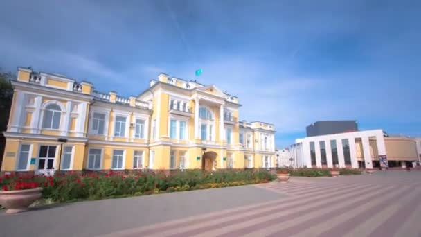 Hermoso edificio del siglo XVIII en el centro de Uralsk hiperlapso timelapse. Kazajstán Occidental . — Vídeo de stock