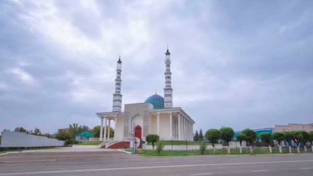 Main mosque with high minarets in Uralsk timelapse hyperlapse. — Stock Video