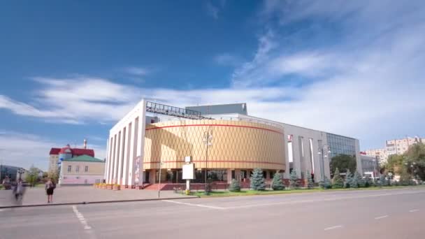 El edificio del Teatro Dramático de Kazajistán en Uralsk hiperlapso timelapse . — Vídeo de stock