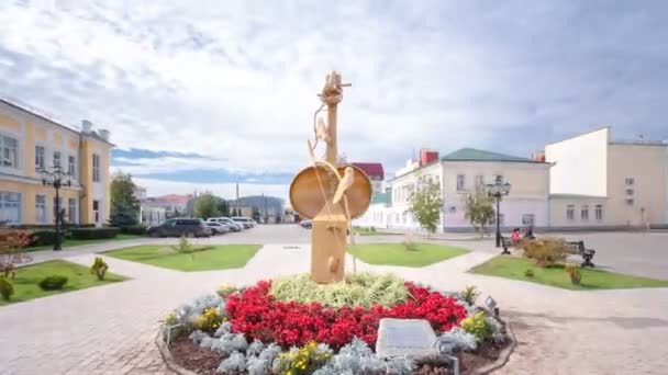 Sculpture with flowers and the building of Kazakh Drama Theatre in Uralsk timelapse hyperlapse. — Stock Video
