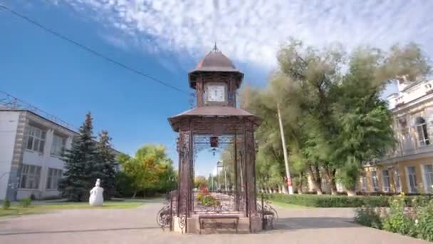 Красивый парк с часами на павильон в центре Уральск timelapse hyperlapse. Западный Казахстан. — стоковое видео