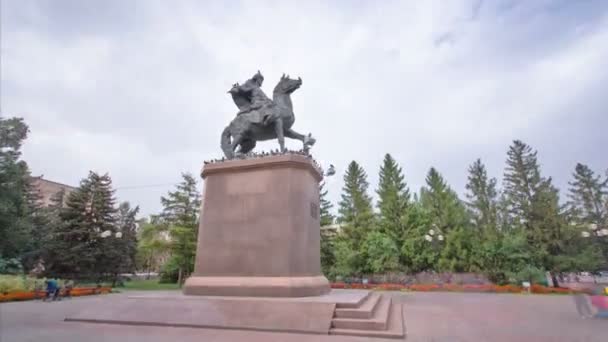 Denkmal für Syrym datouly in uralsk Zeitraffer-Hyperlapse. — Stockvideo