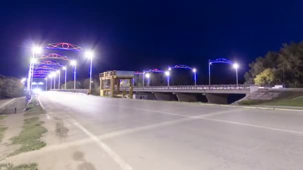 Uralsk gece timelapse hyperlapse bir köprü üzerinde trafik. — Stok video