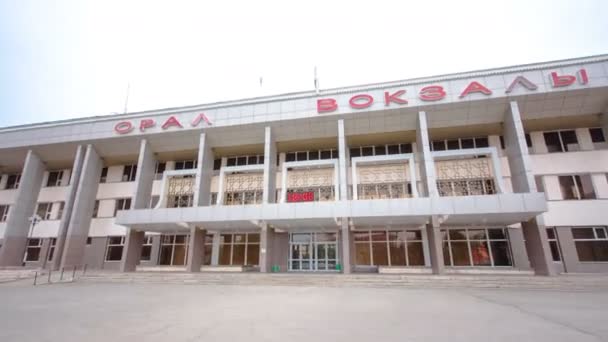 Uralsk Kazachstan railway station timelapse hyperlapse. Zachodnim Kazachstanie. — Wideo stockowe