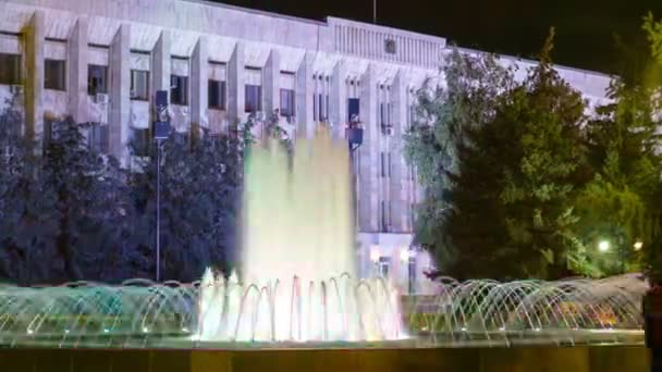 Fontaine musicale d'amusement Tornado à Uralsk nuit timelapse hyperlapse . — Video