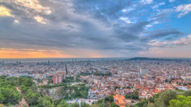 Barcelona Panoraması gündoğumu timelapse, İspanya, sırasında ışık ışınları ile bulutlu bir sabahı Carmel sığınaklar görüş. Hill Hava üstten görünüm. Renkli gökyüzü