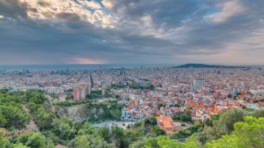 Barcelona Panoraması gündoğumu timelapse, İspanya, sırasında ışık ışınları ile bulutlu bir sabahı Carmel sığınaklar görüş. Hill Hava üstten görünüm. Renkli gökyüzü