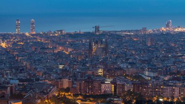 Gün timelapse, İspanya, Barcelona gece Panoraması bulutlu bir sabahı güneş doğmadan önce Carmel sığınaklar görüş. Sagrada familia Katedrali ile Hill Hava üstten görünüm. Şehir Işıkları kapatma