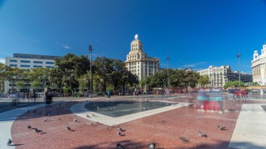 Placa de Catalunya veya Katalonya Meydanı timelapse hyperlapse santral Barselona kent merkezinin olduğu düşünülen büyük bir kare insanlar. Bina arka plan üzerinde büyük saat ile