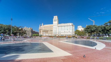 Placa de Catalunya veya Katalonya Meydanı timelapse hyperlapse santral Barselona kent merkezinin olduğu düşünülen büyük bir kare insanlar. Çeşme ve flowerbed arka plan üzerinde