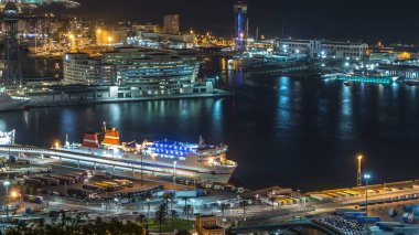 Port Vell timelapse, Barcelona, Katalonya, İspanya ile Montjuic gece manzarası. Gemi ve terminal ile Hill Hava üstten görünüm
