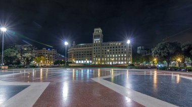İnsanlar Placa de Catalunya veya Katalonya Meydanı gece timelapse hyperlapse santral Barselona kent merkezinin olduğu düşünülen büyük bir kare aydınlatılmış. Çeşme ve flowerbed arka plan üzerinde