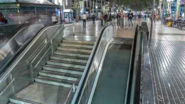 Metro ile Barcelona gece timelapse hyperlapse İspanya La Rambla Caddesi'ne çıkın. Binlerce insan her gün tarafından popüler bu trafiğe kapalı alana yürüyerek. Merdivenler ve yürüyen merdiven