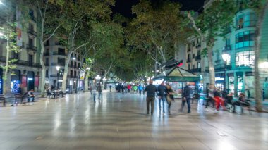 Hızlı Barcelona gece timelapse hyperlapse İspanya La Rambla Caddesi üzerinde yürüme. Binlerce insan her gün tarafından popüler bu trafiğe kapalı alana yürüyerek. Kalabalık bir yer