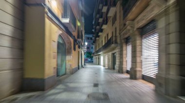 Dar sokak içinde Old Town timelapse hyperlapse, Barcelona üzerinden hızlı yürüyüş.