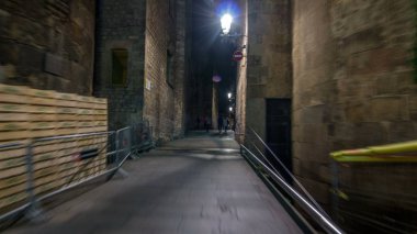 Dar sokak içinde Old Town timelapse hyperlapse, Barcelona üzerinden hızlı yürüyüş.