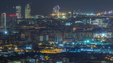 Evler ve ufuk gece timelapse denizde çatılar ile Barcelona ve Badalona manzarası. Tepenin üstüne Iberic Puig İspanya köyü açısından havadan görünümü
