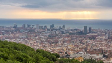 Barcelona Panoraması gündoğumu timelapse, İspanya, sırasında ışık ışınları ile bulutlu bir sabahı Carmel sığınaklar görüş. Modern binalar ile Hill Hava üstten görünüm. Renkli gökyüzü
