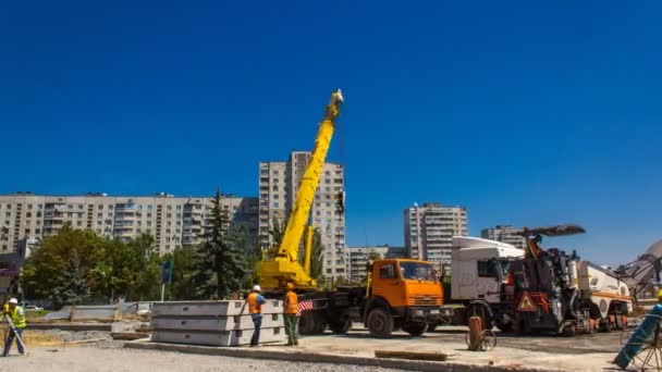 Установка бетонных плит краном на месте строительства дорог . — стоковое видео