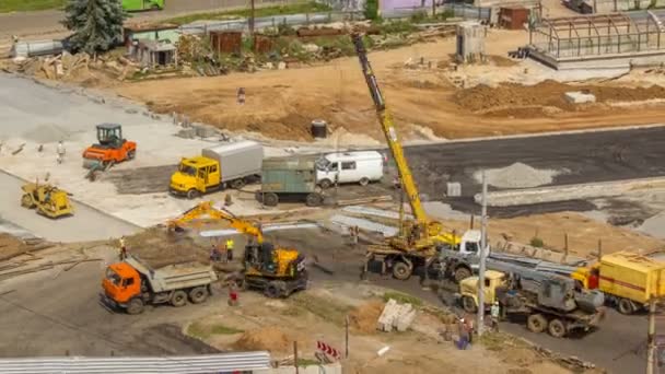 Oranžový stavební bagr načítání staré tramvajové kolejnice do kamionu timelapse. — Stock video