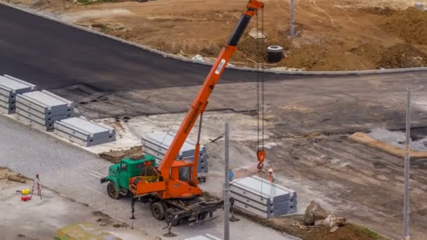 Installera betong plattor av crane på vägen konstruktion webbplats timelapse. — Stockvideo