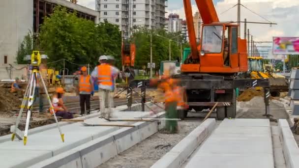 Installation de plaques de béton par grue sur le chantier de construction routière timelapse . — Video