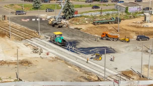 Pavimentadora de asfalto, rodillo y camión en el sitio de reparación de carreteras durante el asfalto timelapse. Equipos de construcción de carreteras . — Vídeos de Stock