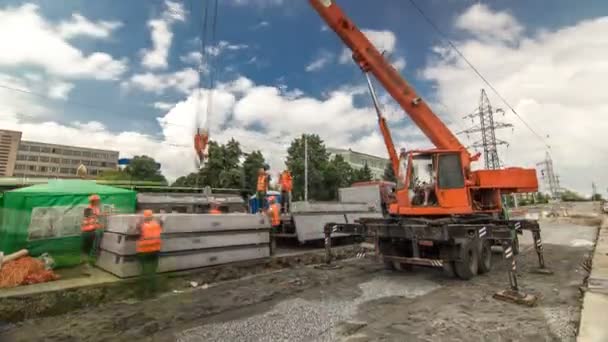 Descarga de placas de hormigón de camión por grúa en la construcción de carreteras timelapse . — Vídeo de stock