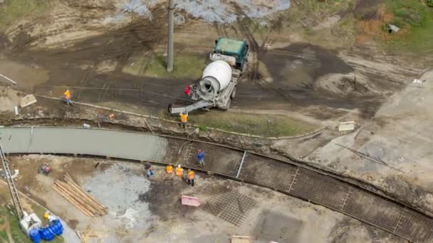 Lucrări de beton pentru construcții rutiere cu mulți lucrători și timelapse mixer — Videoclip de stoc