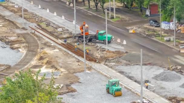 Costruzione arancione telescopico gru mobile scarico tram rotaie timelapse . — Video Stock