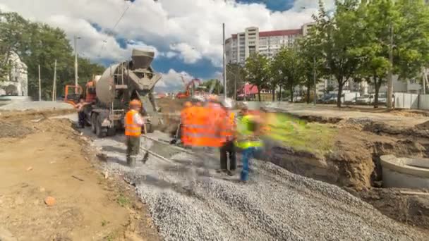 Beton werkt voor onderhoud wegenbouw met vele werknemers en mixer timelapse — Stockvideo
