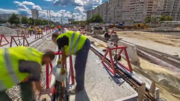 Tramrails in de fase van hun installatie en integratie in betonnen platen op de weg timelapse hyperlapse. — Stockvideo