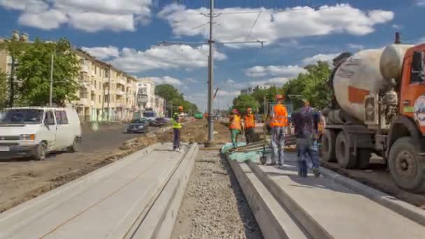 Trabajos de hormigón para la construcción de mantenimiento de carreteras con muchos trabajadores y timelapse mezclador — Vídeos de Stock