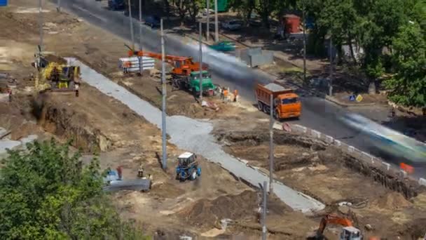 Industrial caminhão carregador escavadeira terra em movimento e carregamento em um dumper caminhão timelapse — Vídeo de Stock