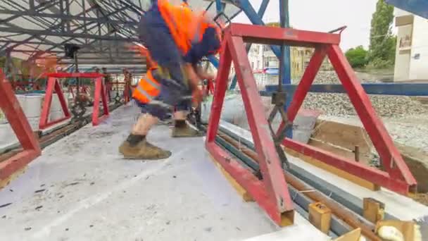 Treno rotaie nella fase della loro installazione e integrazione in piastre di cemento sulla strada timelapse iperlapse . — Video Stock