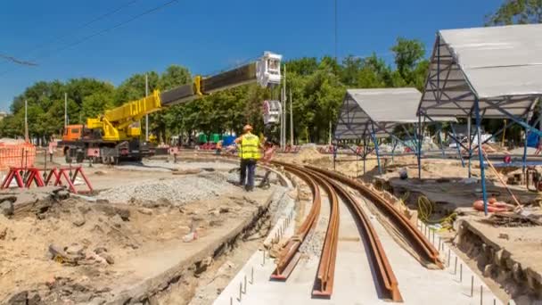 Orange konstruktion teleskopisk mobilkran flyttar spårvagn rails timelapse. — Stockvideo