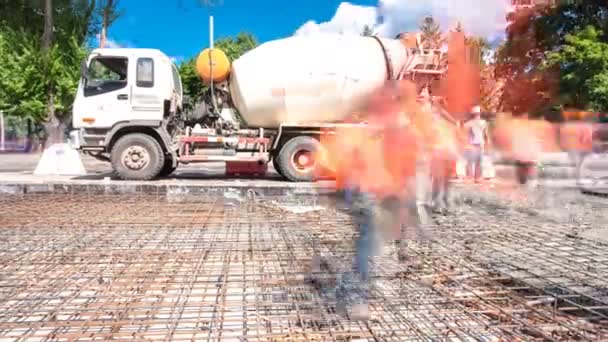 Betonarbeiten Für Den Straßenbau Mit Vielen Arbeitern Und Mischern Zeitraffer — Stockvideo