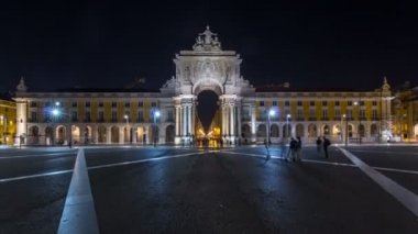 Rua Augusta, zafer takı ticaret kare gece timelapse hyperlapse Lizbon, Portekiz.