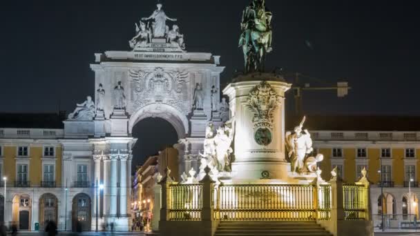 Triumphal arch på Rua Augusta och bronsstatyn av kung Jose jag på Commerce square natt timelapse i Lissabon, Portugal. — Stockvideo