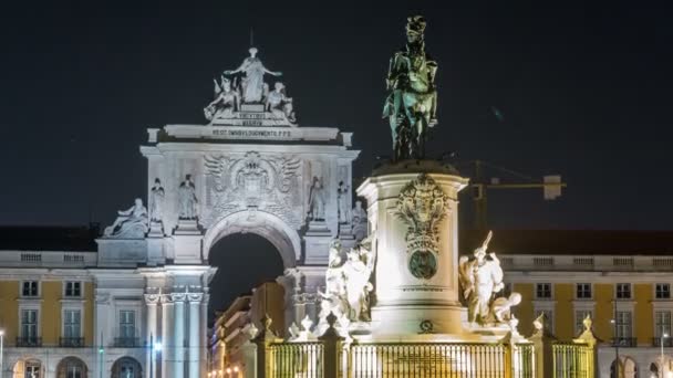 Arco triunfal en la Rua Augusta y estatua de bronce del rey José I en el timelapse de noche de la plaza de Comercio en Lisboa, Portugal . — Vídeo de stock