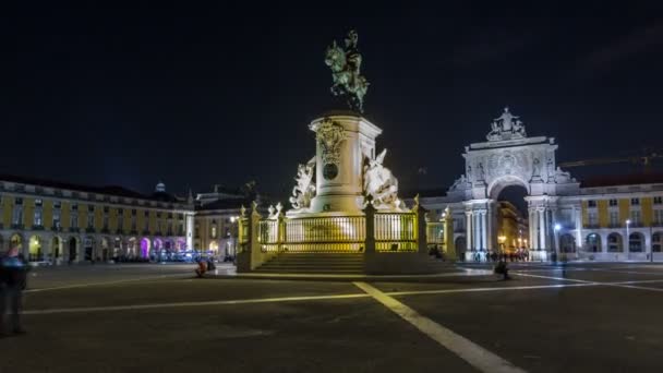 Arco triunfal na Rua Augusta e estátua de bronze do Rei José I em Commerce Square noite timelapse hyperlapse em Lisboa, Portugal . — Vídeo de Stock