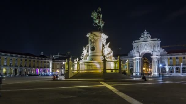 Arco triunfal en la Rua Augusta y estatua de bronce del rey José I en la plaza de Comercio noche timelapse hiperlapso en Lisboa, Portugal . — Vídeos de Stock