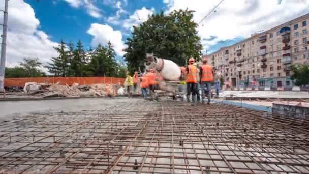 Εργασίες οδοποιίας με πολλοί εργαζόμενοι και hyperlapse timelapse μίξερ σκυροδέματος — Αρχείο Βίντεο