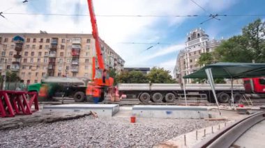 Yol inşaat site timelapse, Vinç kamyondan boşaltma beton levha.