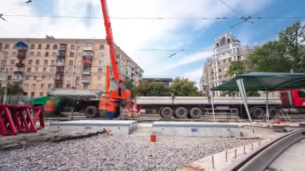 Lossen betonnen platen van truck door kraan weg bouw site timelapse. — Stockvideo