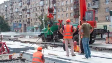 Vinç yol inşaat site timelapse, beton plaka yükleme.